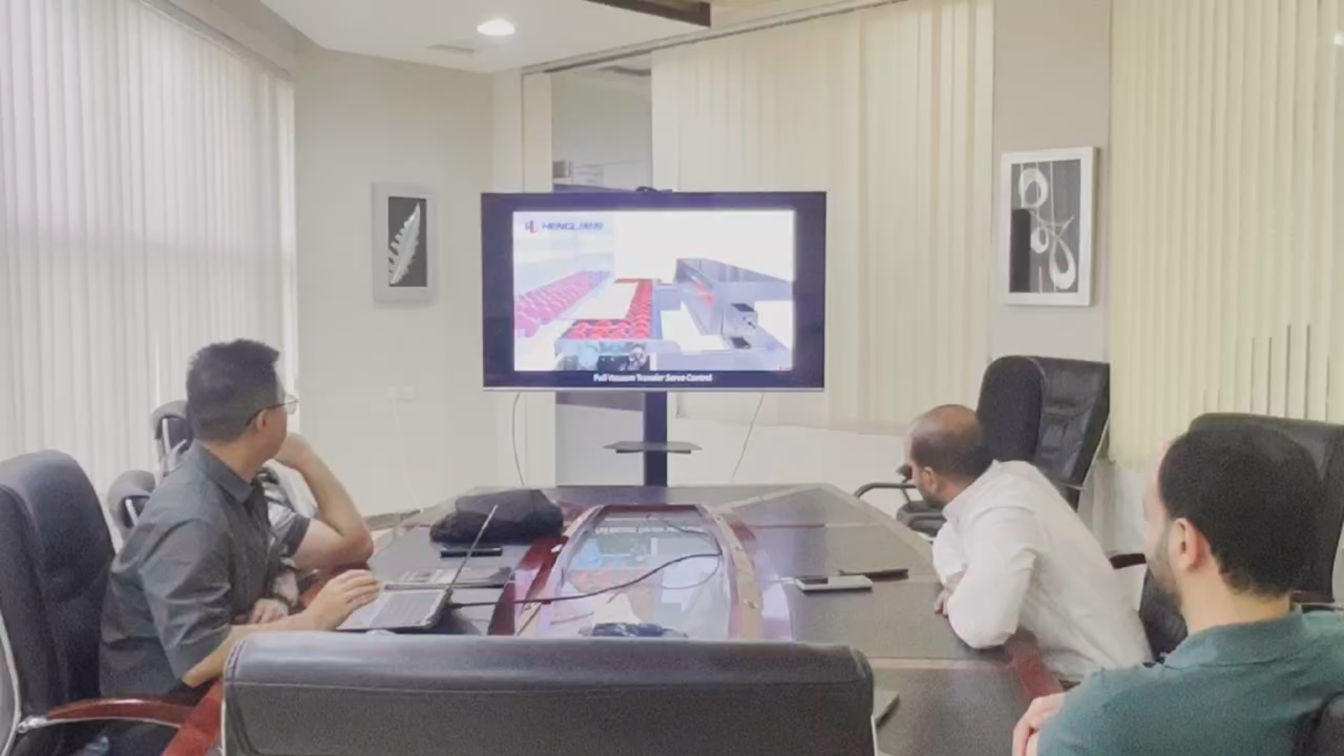 Foreign clients communicating with enterprises using 3D animation produced by Xiamen Xuncheng