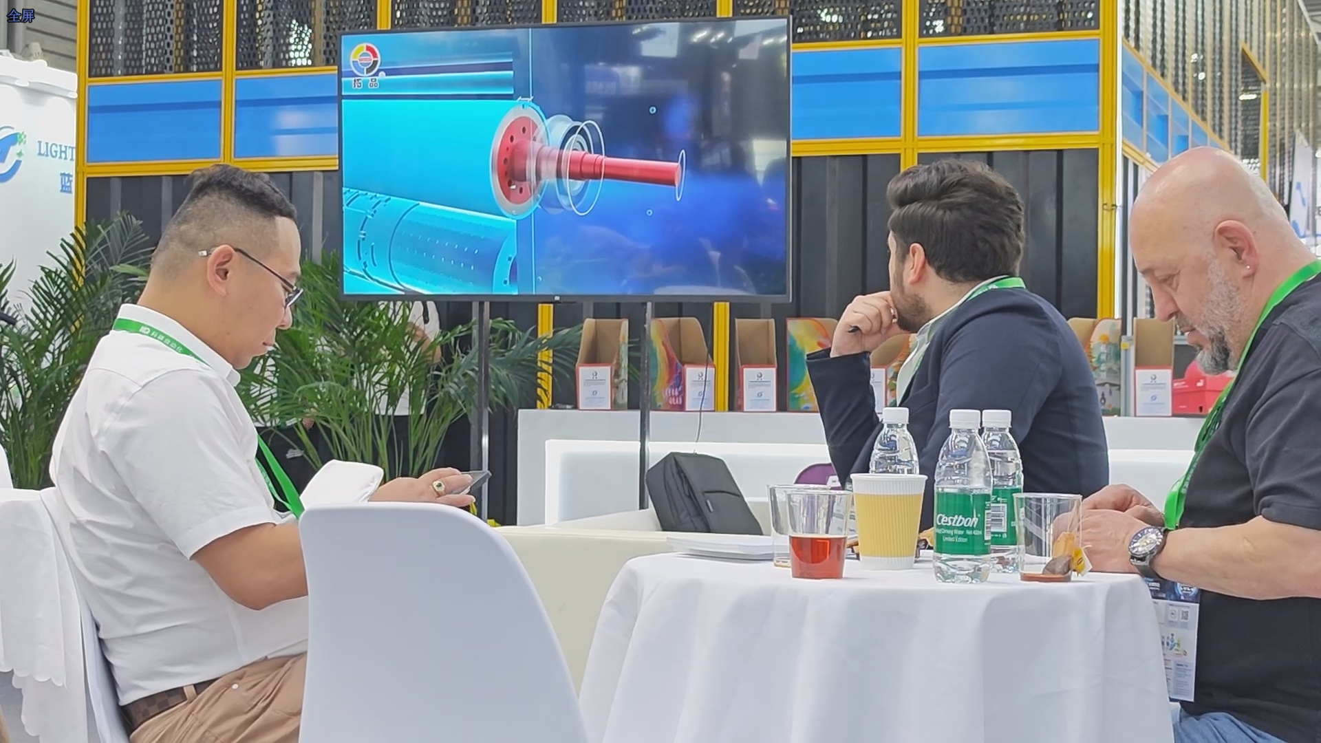 Customers at the exhibition attracted by the 3D animation produced by Xiamen Xuncheng